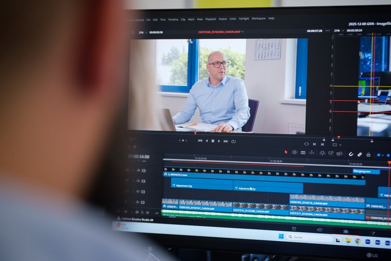 FIUMU Editor bei der Postproduktion eines Testimonial Films