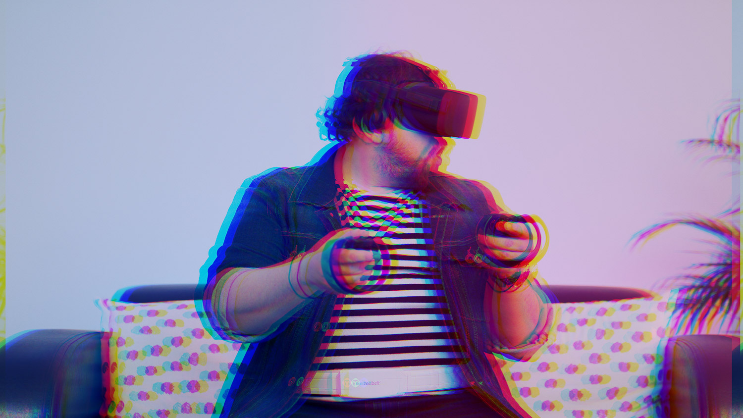 Ein Mann sitzt auf einer Couch, trägt ein VR-Headset und verwendet Handcontroller, dargestellt mit einem roten und blauen 3D-Anaglypheneffekt für die Erstellung eines Produktvideos.